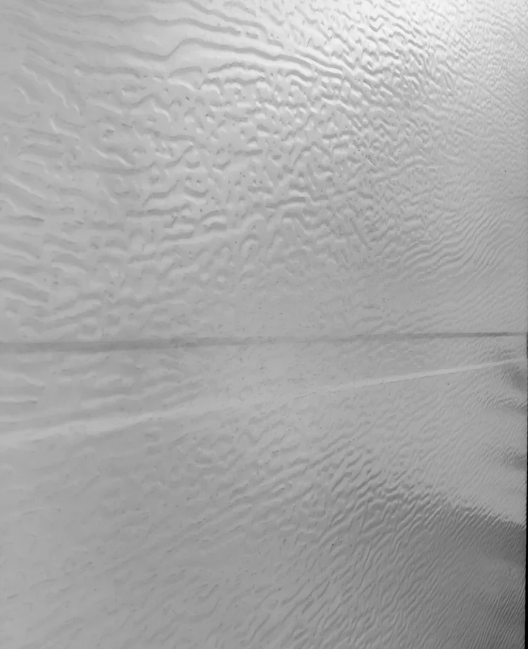 Acabado blanco texturizado para puertas de seguridad instalada en residencia.