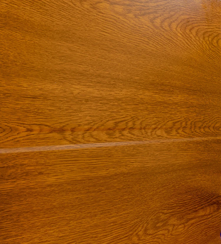 Panel de madera acabado roble dorado instalada en residencia.