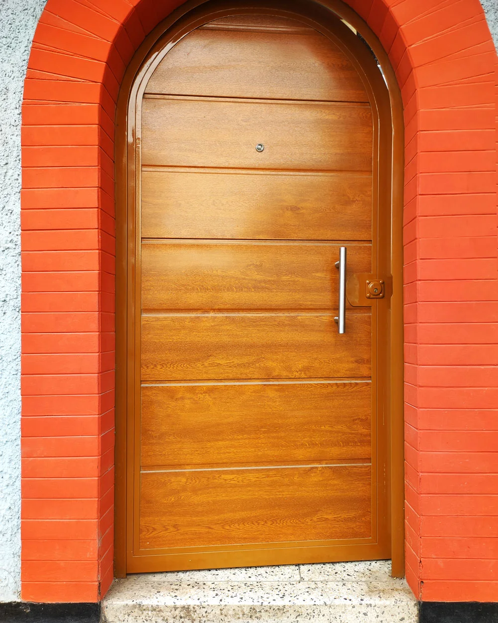 Puerta caoba con arco para residencia instalada en residencia.