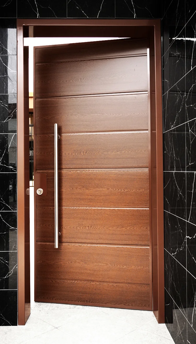 Puerta de madera pivotante con manillon de acero y marco de aluminio instalada en residencia.