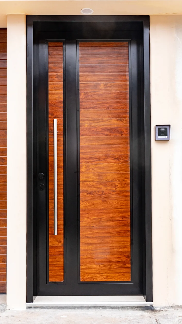 Puerta y media residencial con acabado de madera y jalador de acero instalada en residencia.