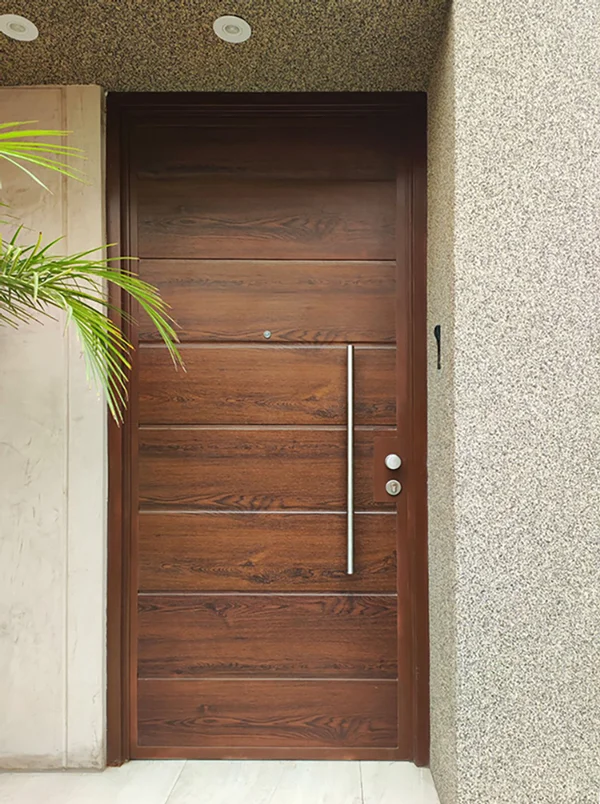 Puertas robles acabado realista con manillon instalada en residencia.