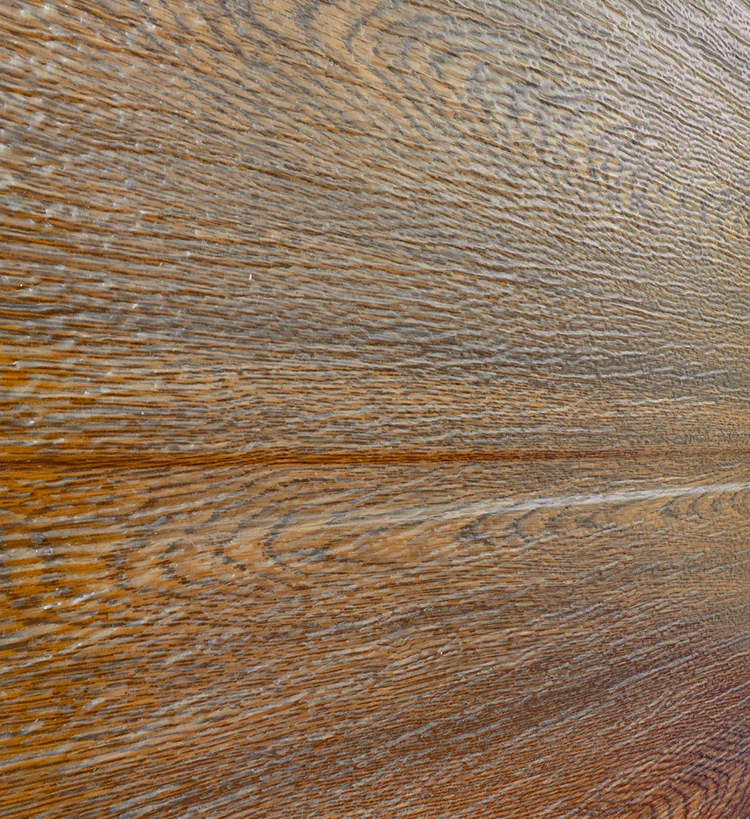 Textura de madera color caoba para puertas instalada en residencia.