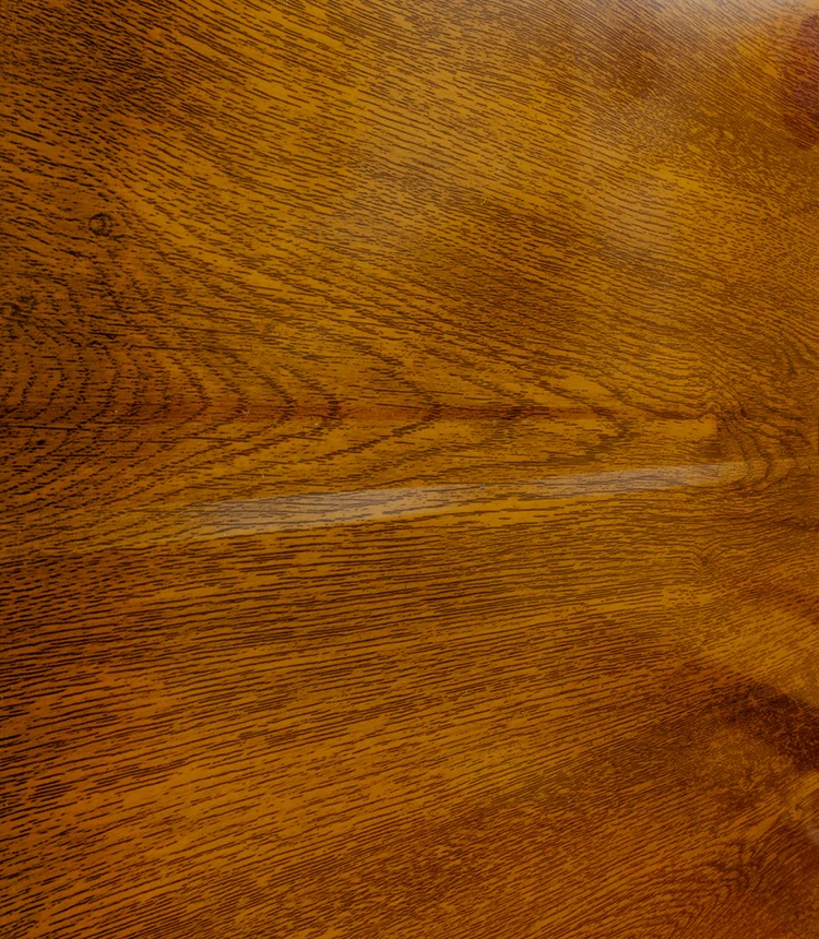 Textura madera acabado cedro natural instalada en residencia.