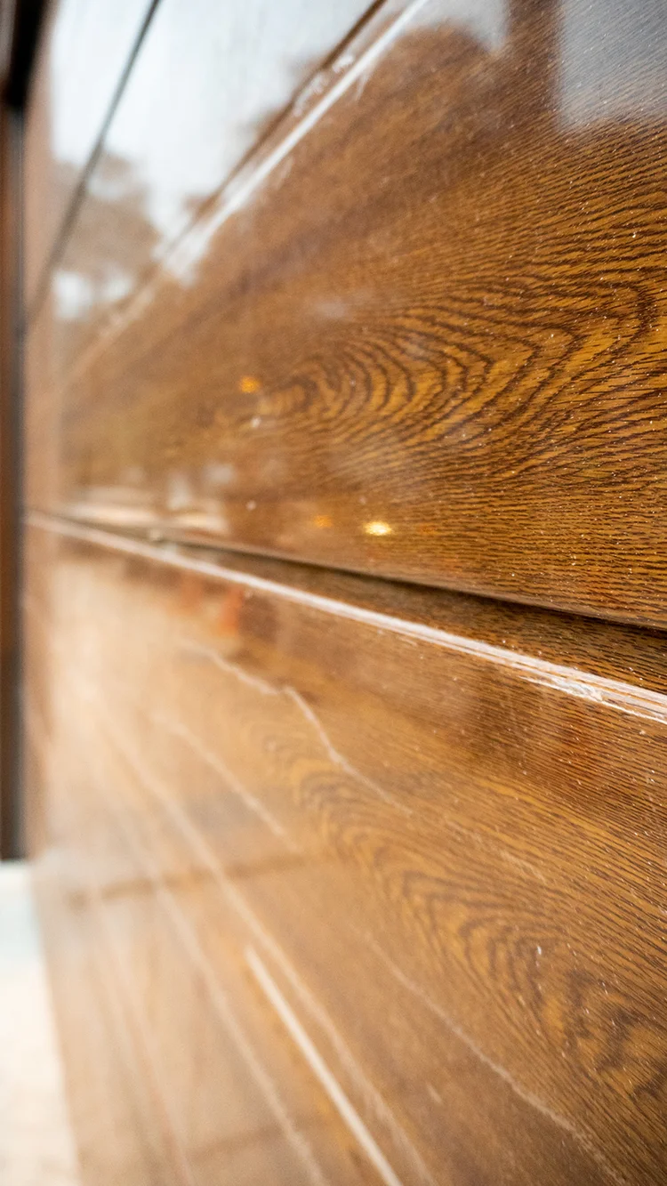 Textura realista de panel seccional imitacion madera instalada en residencia.