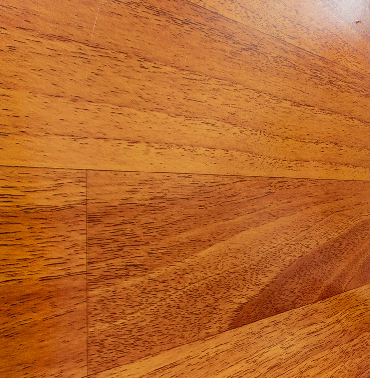 Panel con acabado de madera tipo cedro dallas francés con veta realista.