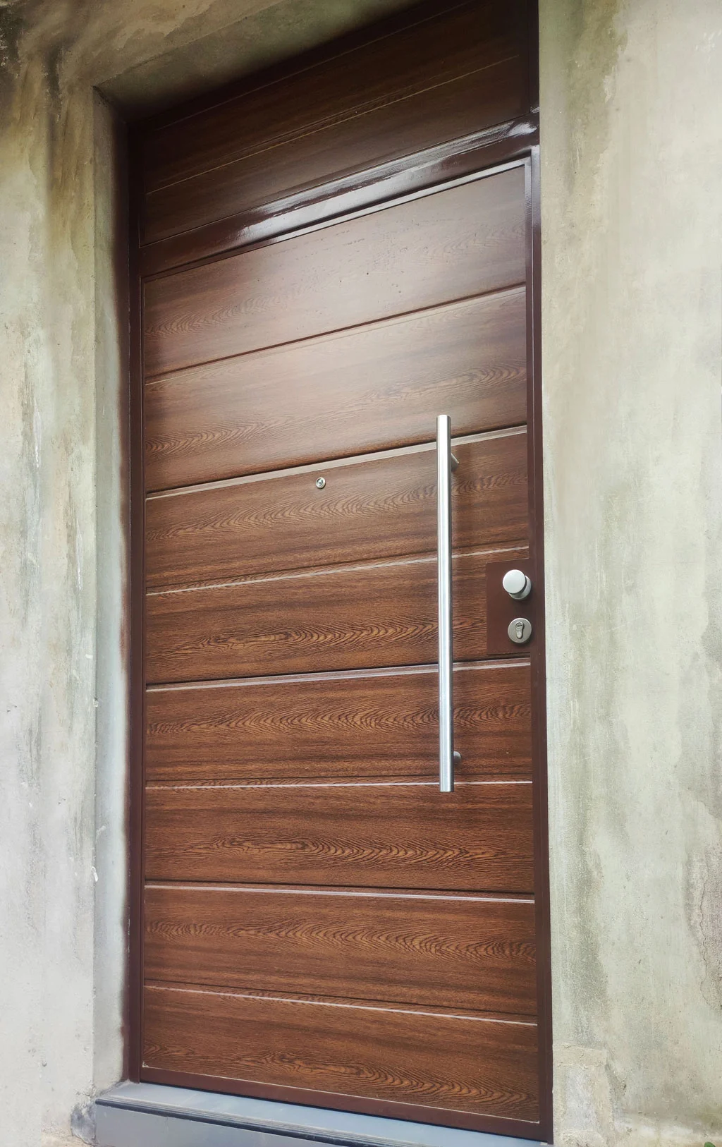 Diseño de puerta de madera con líneas horizontales.