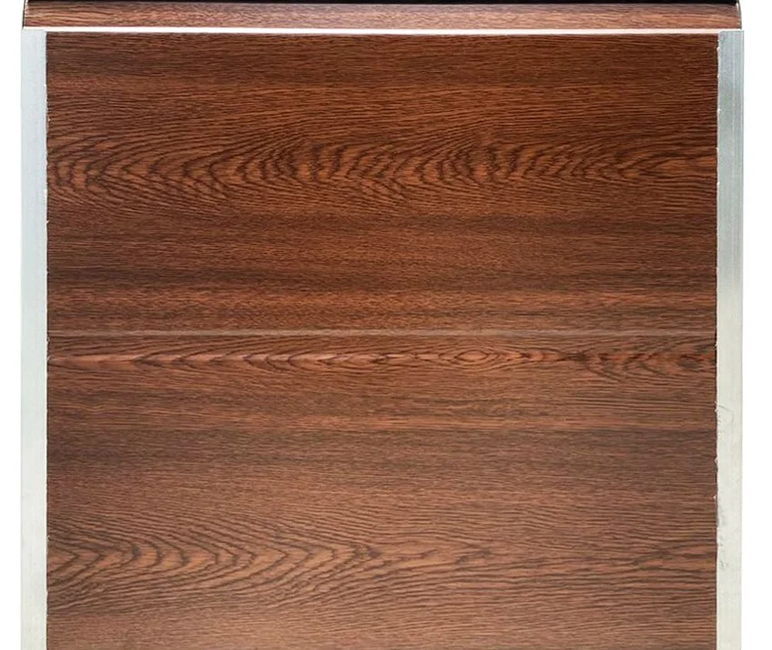 Panel de puerta con acabado liso y brillante en color caoba.