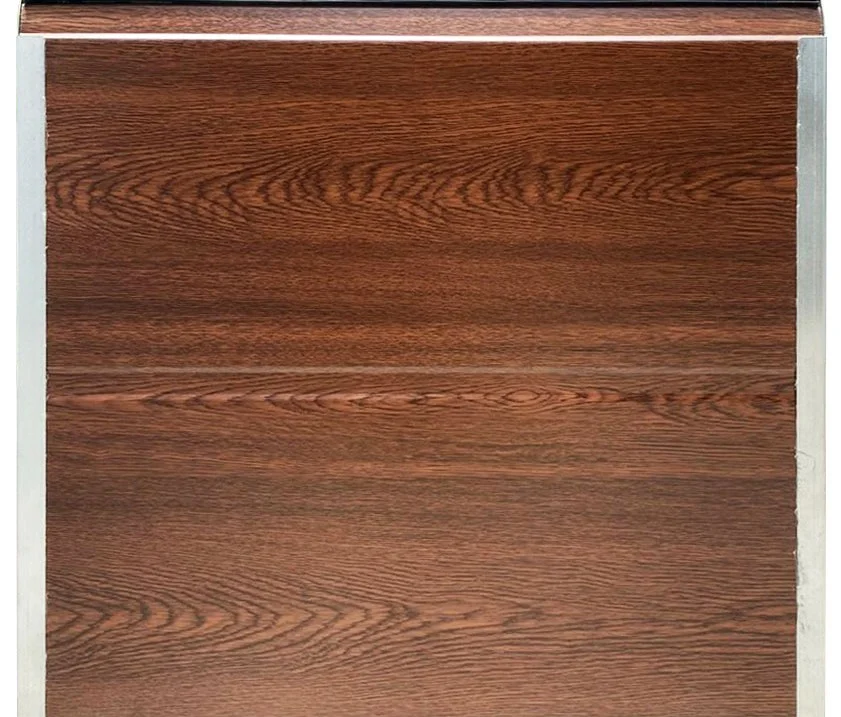 Panel de puerta con acabado clásico en madera color caoba.