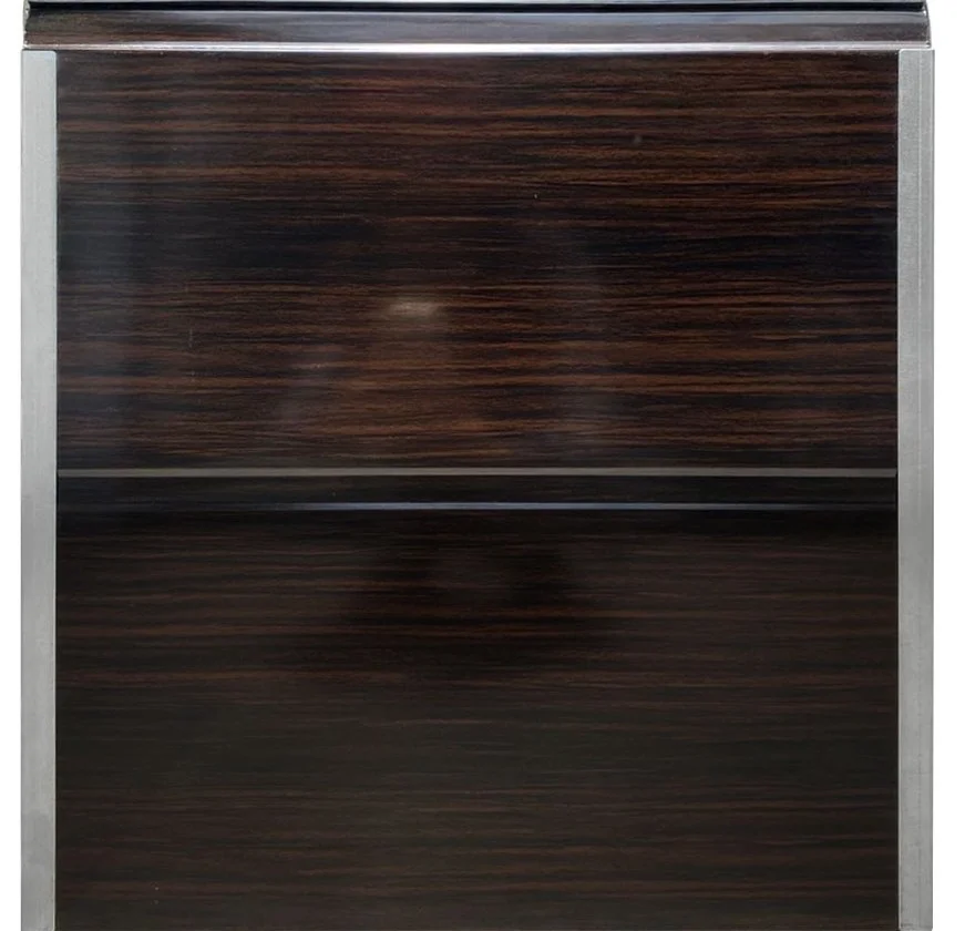 Panel para puerta de lujo con acabado liso en madera color ébano.