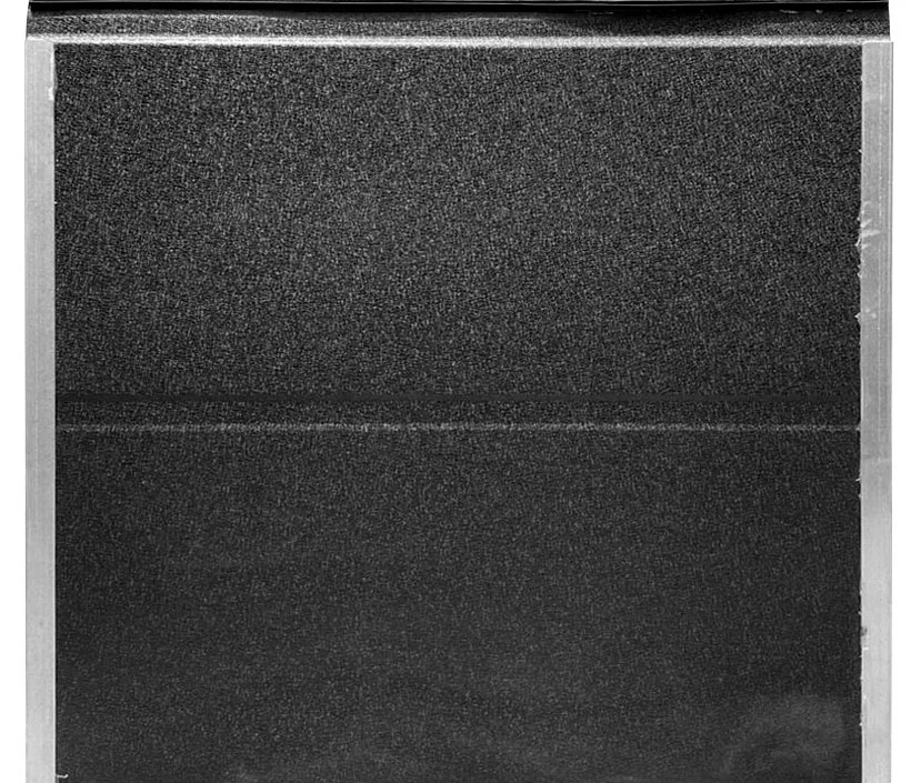 Panel moderno para puerta con acabado texturizado en color grafito.