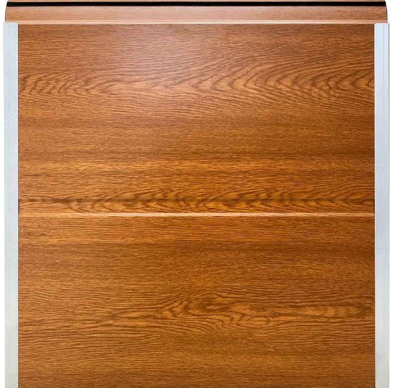 Panel de puerta con veta horizontal y acabado en roble dorado.