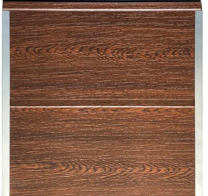 Panel para puerta con acabado texturizado en madera color caoba.