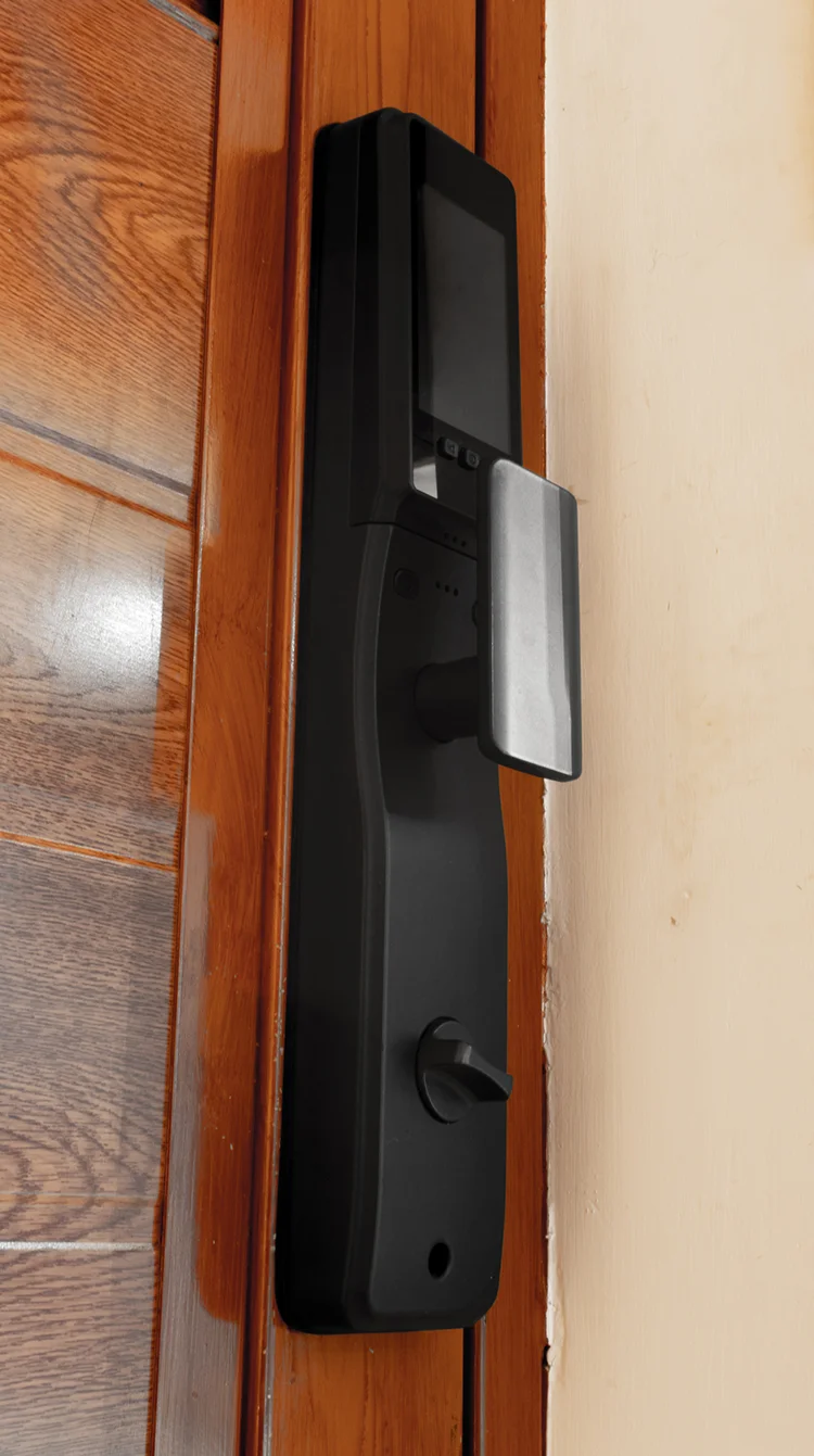 Vista desde el interior de una puerta acabado cedro mate con cerradura inteligente.