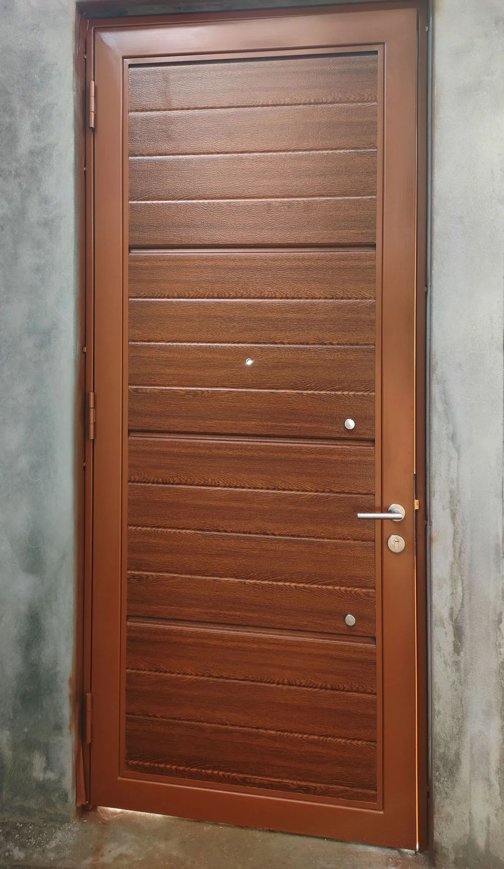 Puerta de acero enchapada con acabado de madera cedro.