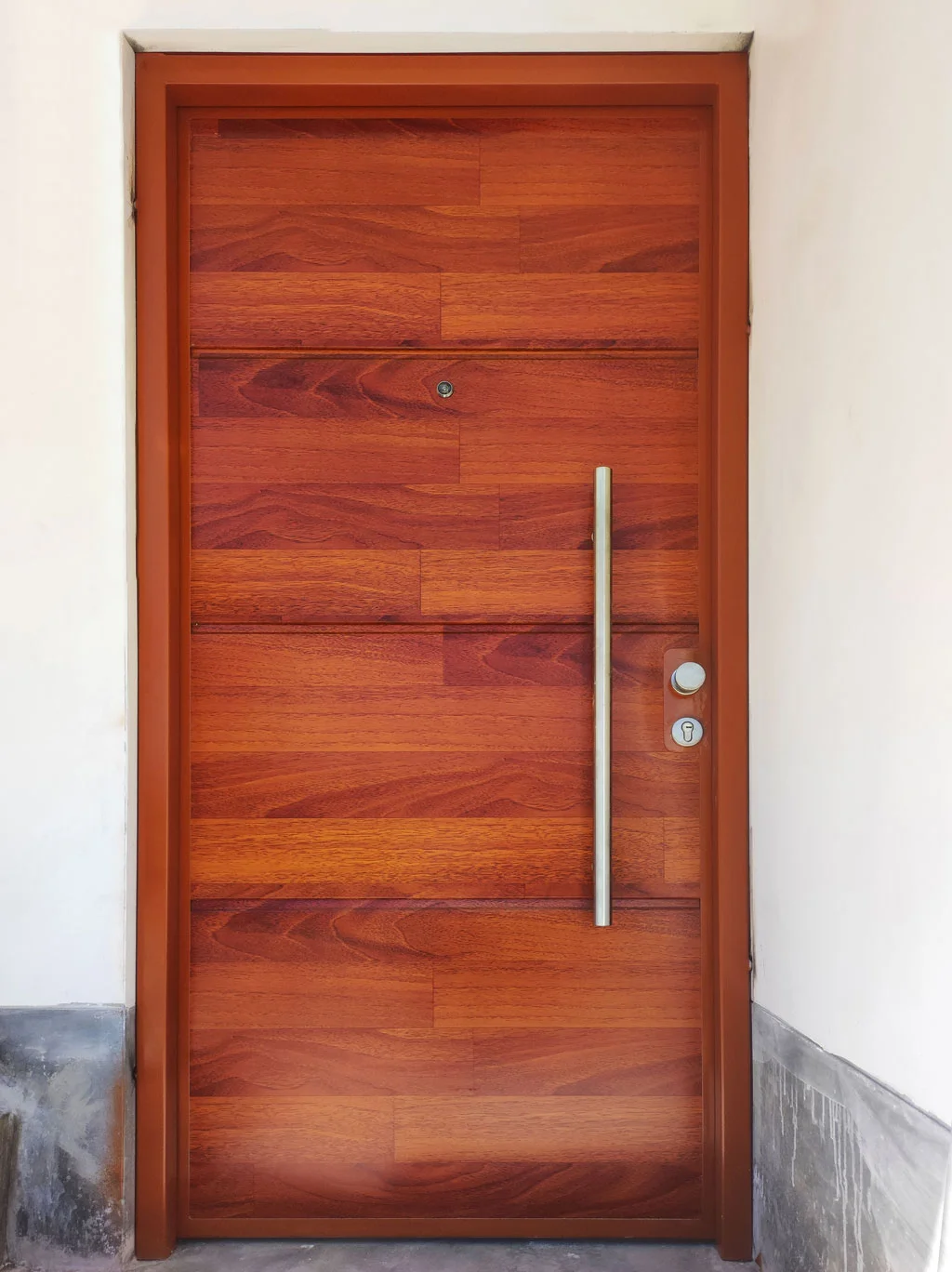 Puerta de seguridad estilo clásico con acabado cedro.