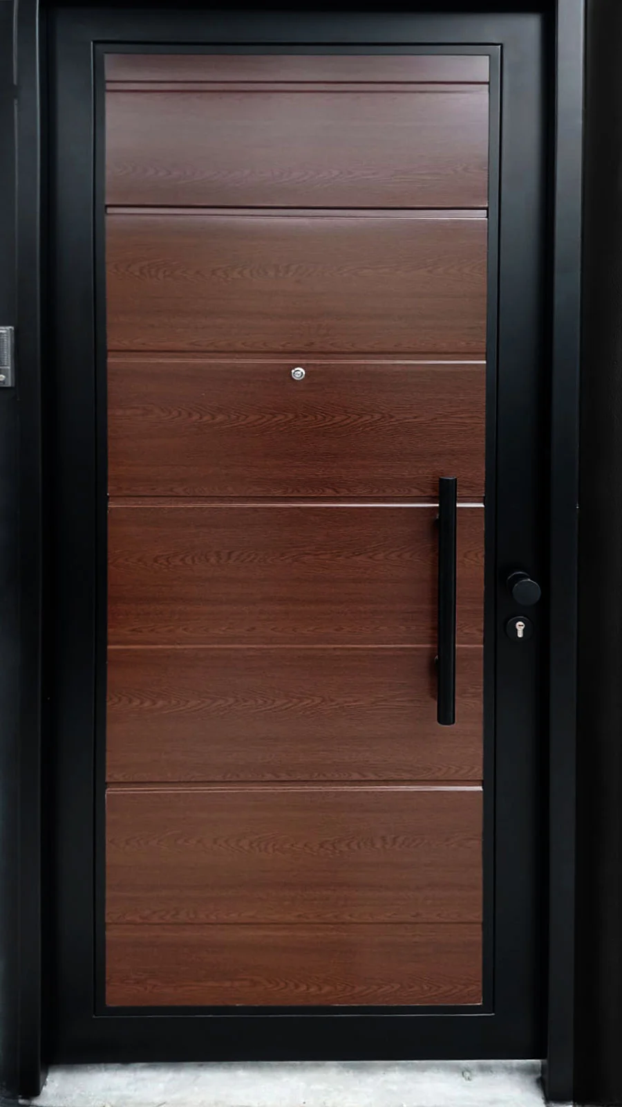 Puerta exterior tipo madera oscura con diseño horizontal.