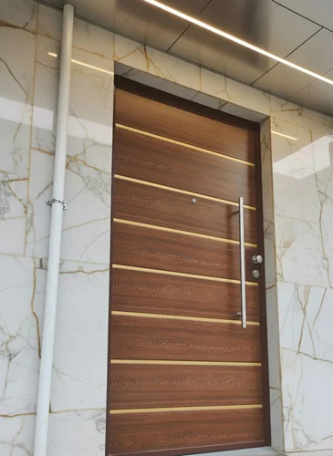 Puerta exterior moderna con acabado en cedro natural.