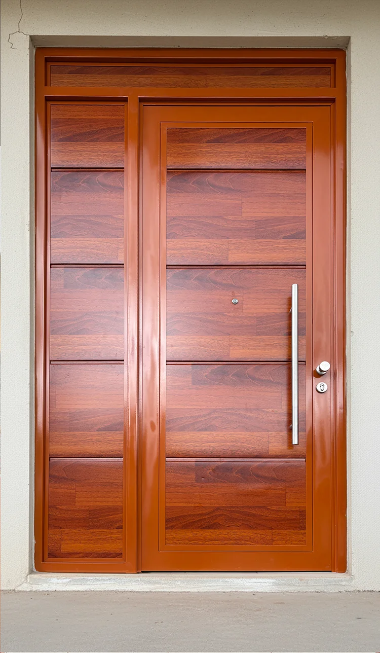 Puerta pivotante de madera con jalador de acero y marco de aluminio en un ambiente con pared de mármol negro.