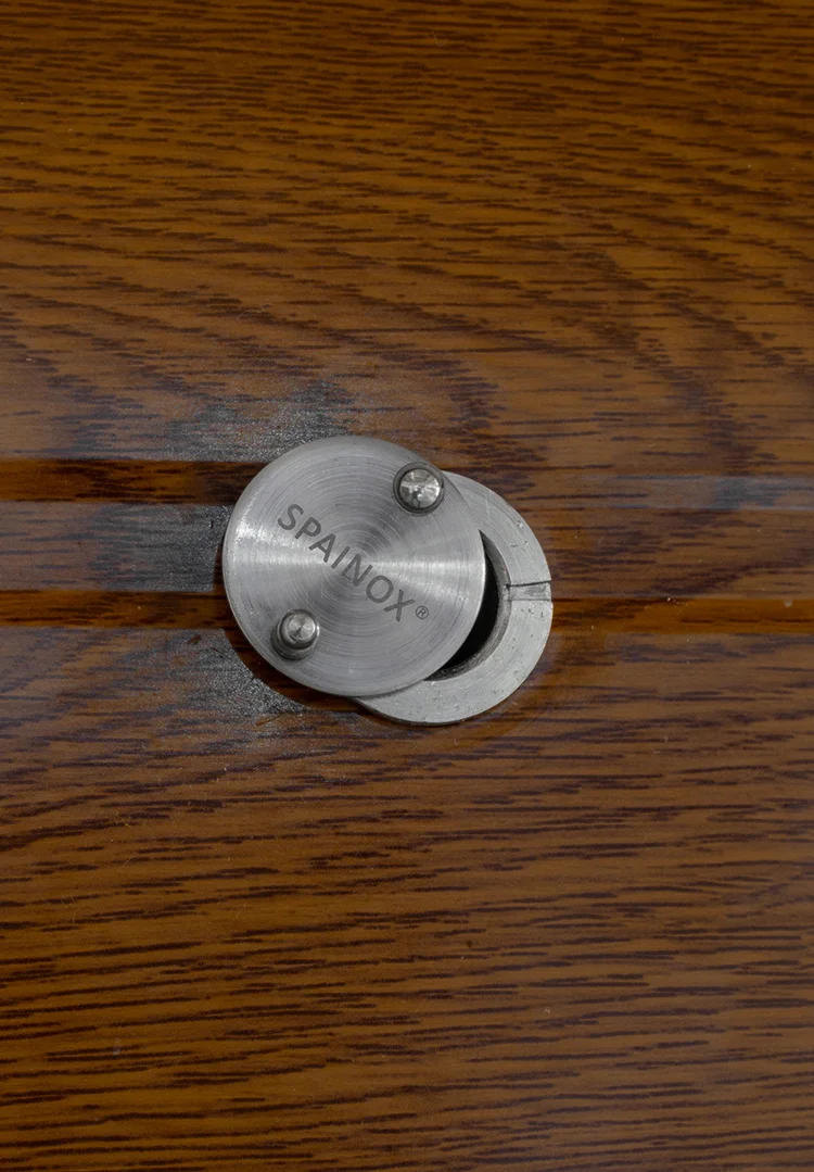 Vista detalle de una puerta principal acabado cedro con ojo magico.