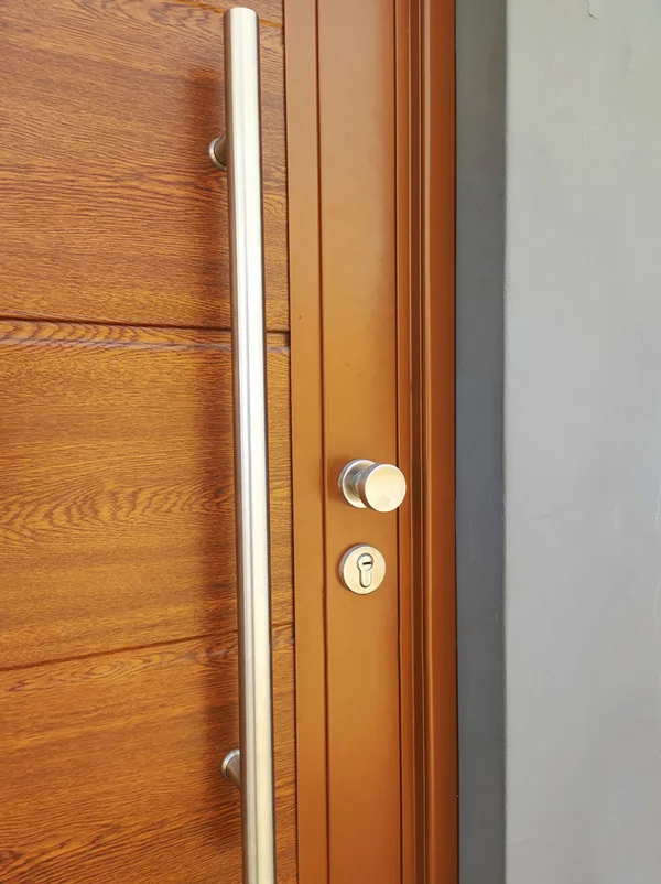 Acabado de madera clara en una puerta principal de estilo moderno.