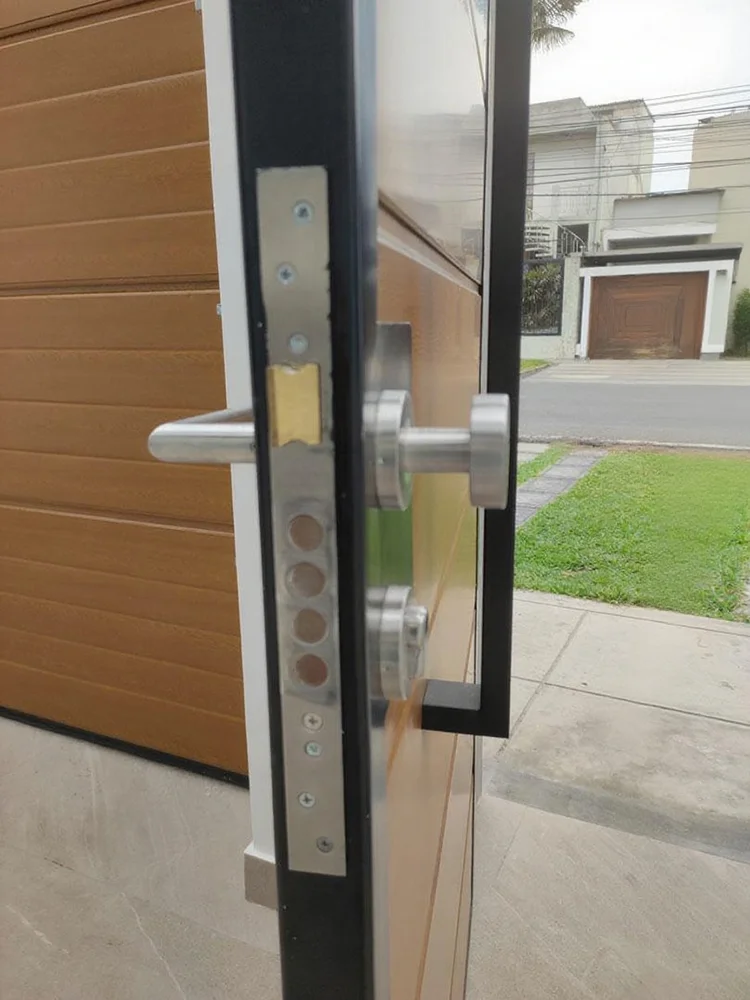 Cerradura inteligente biométrica con lector de huella en puerta de seguridad.