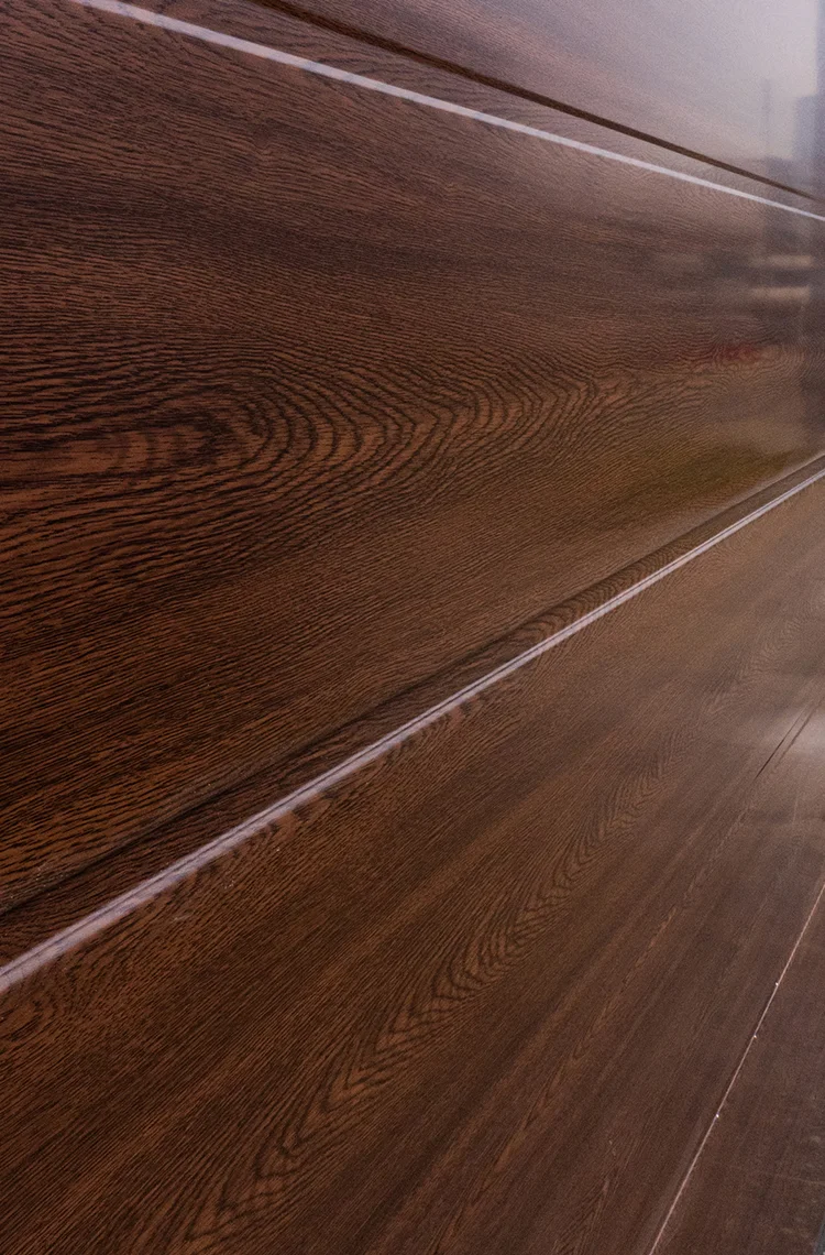 Textura macro de un panel seccional que muestra la veta y el realismo del acabado madera cedro.